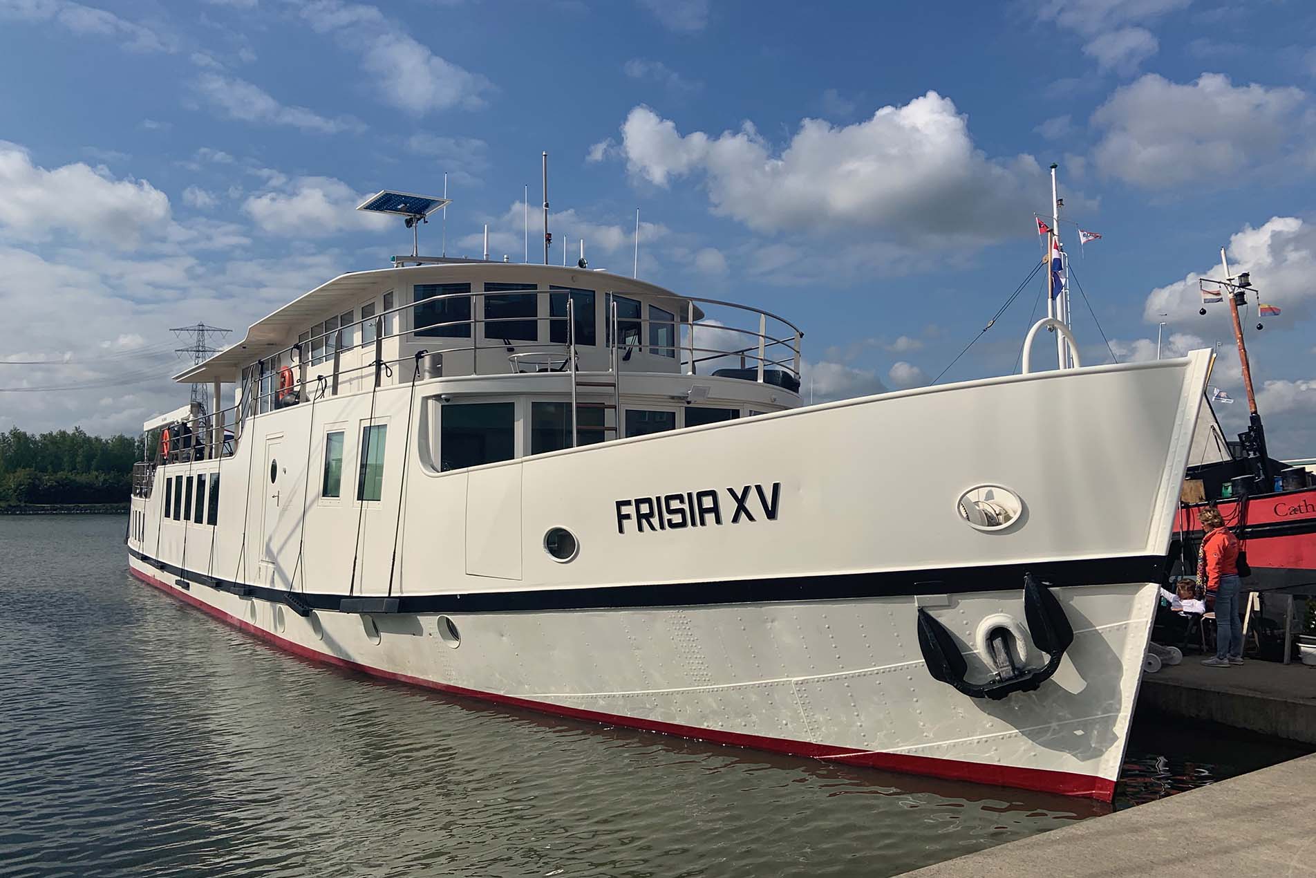 de Frisia XV genomineerd voor woonbootvanhetjaar